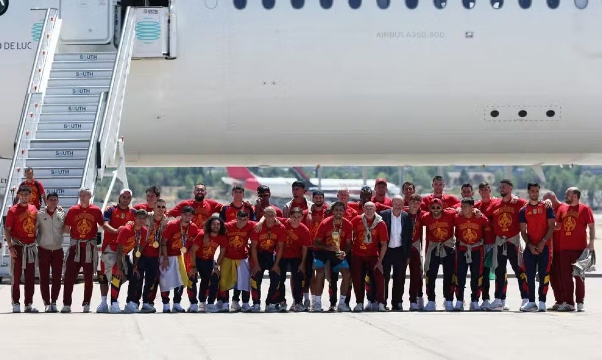 Bicampeã do mundo, Espanha chega a Madrid para comemorar Copa