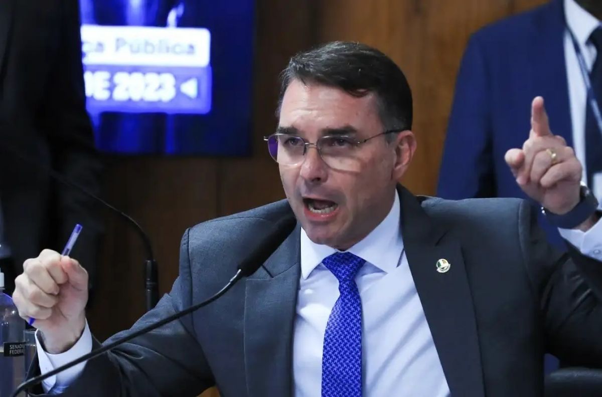 Flávio Bolsonaro sugere que Estados Unidos ataquem o Rio de Janeiro