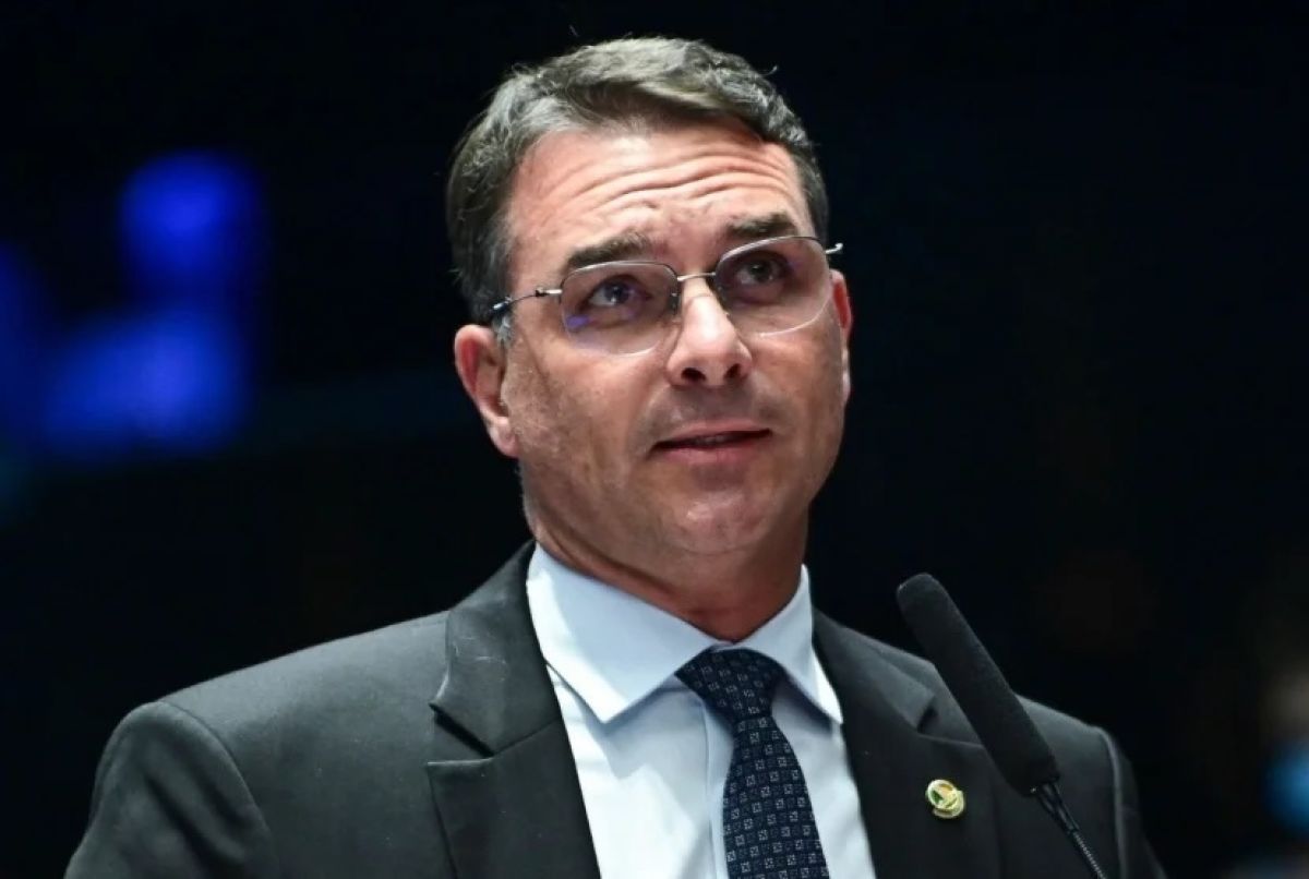 Ligação com banqueiro preso coloca Flávio Bolsonaro no centro de escândalo