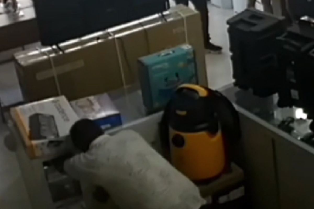 PM prende suspeito de tentar furtar loja de celulares por dois dias seguidos