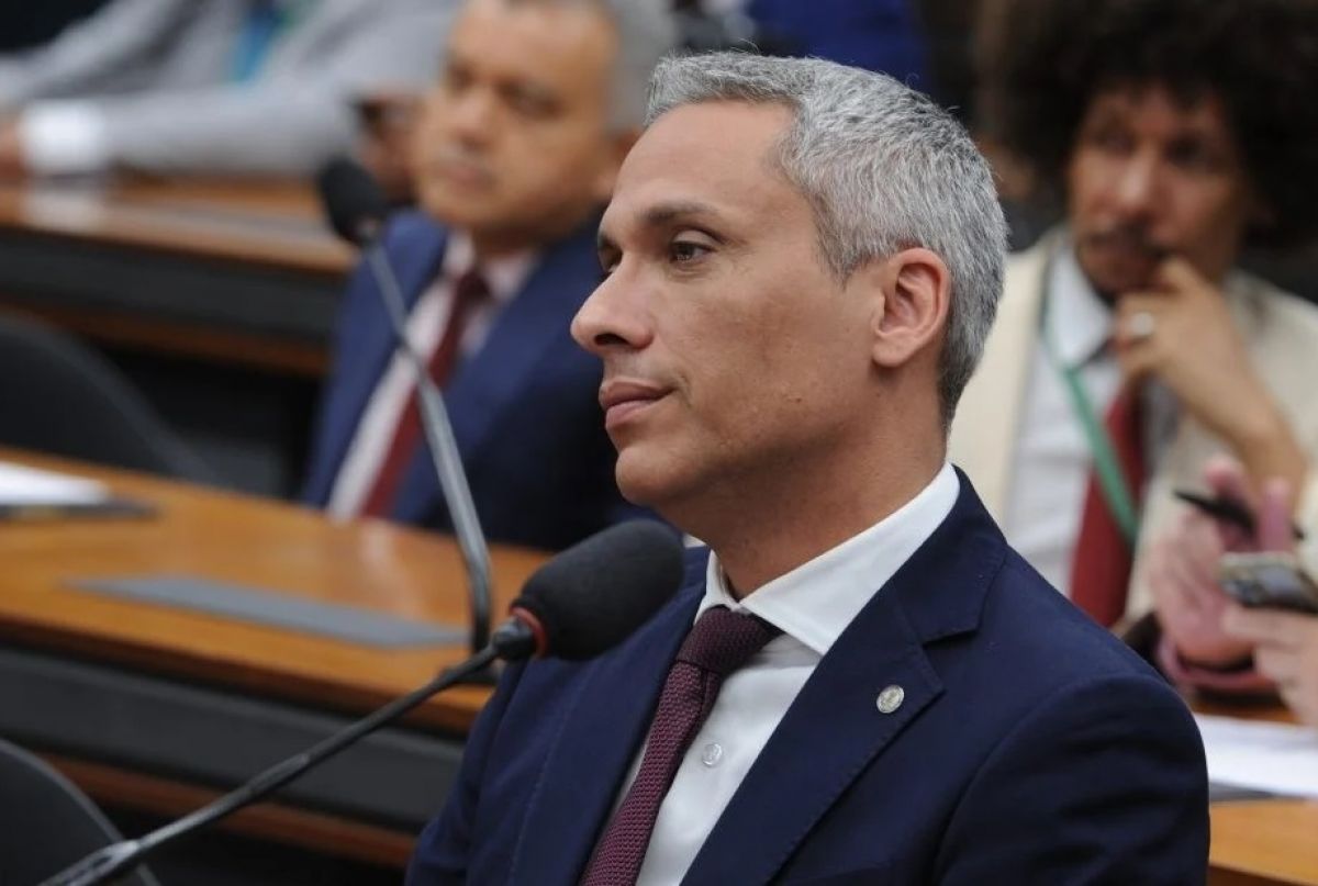 Gustavo Gayer vota pelo fim da Justiça do Trabalho