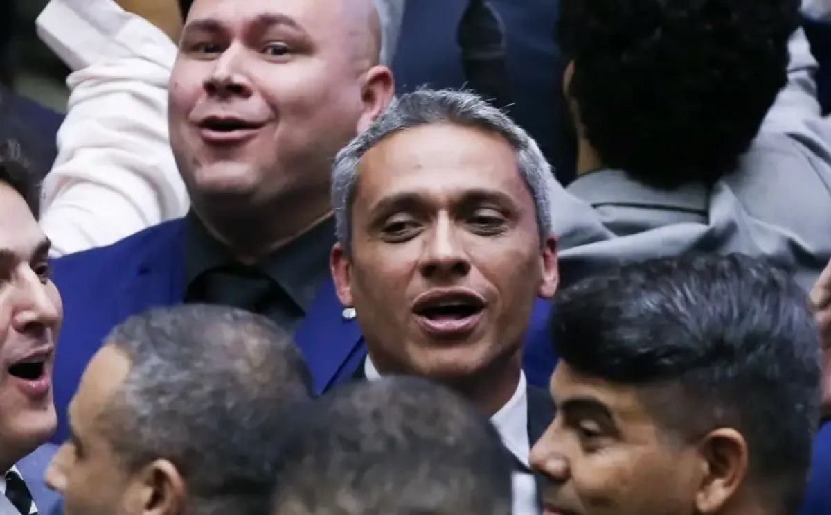 Nove deputados goianos votam para proteger Gayer de processo no STF