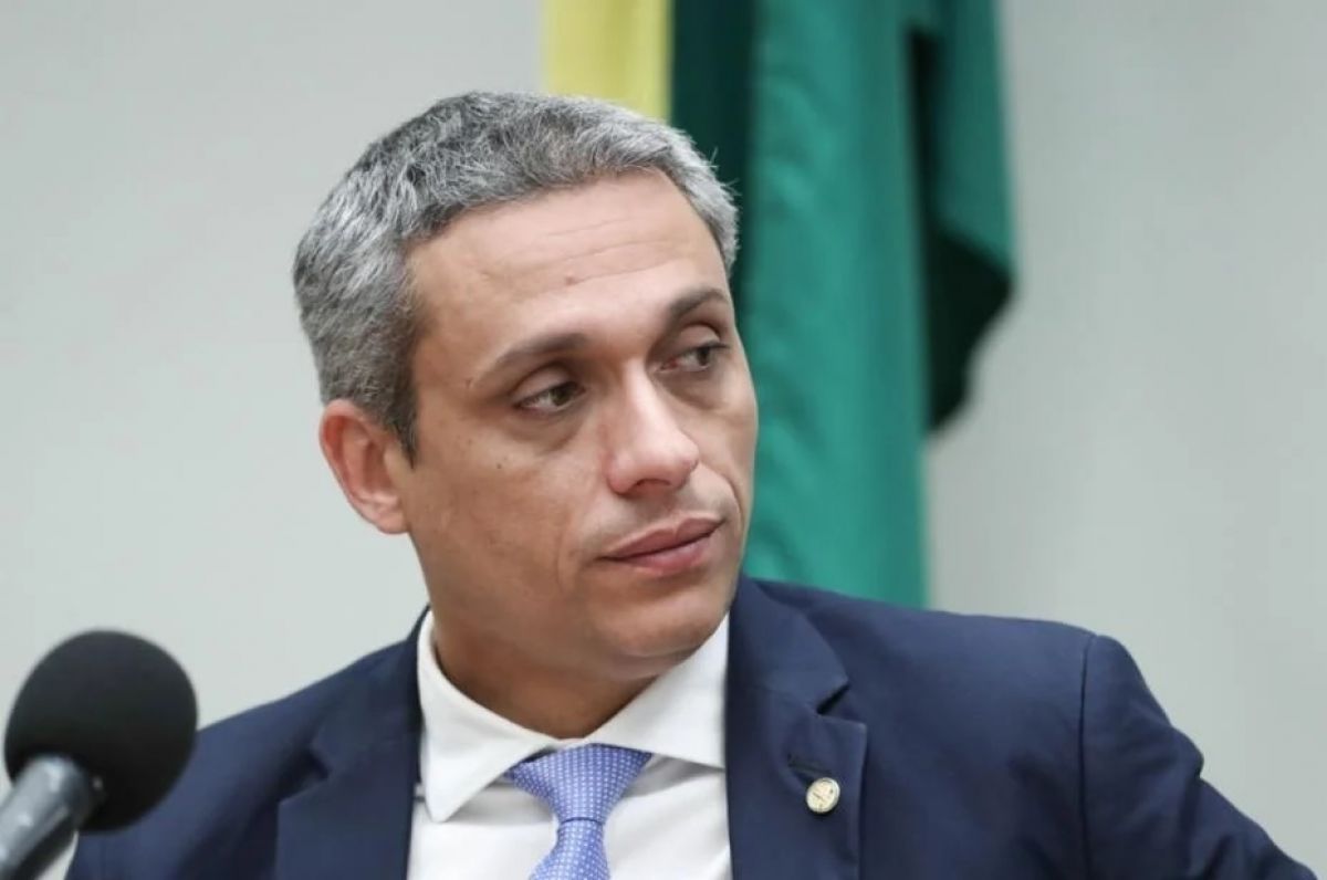 Após receber alta, Gustavo Gayer volta ao hospital e tem cirurgia adiada
