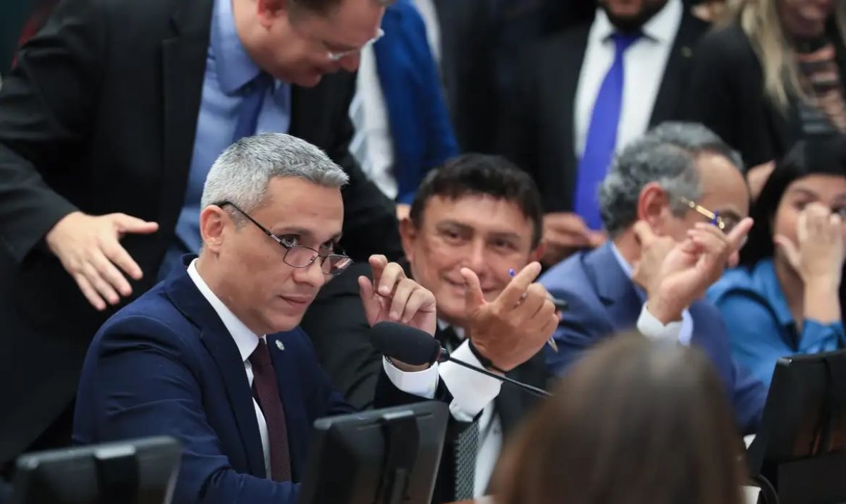 Câmara paralisa ação contra Gayer, mas deputado segue respondendo por crimes