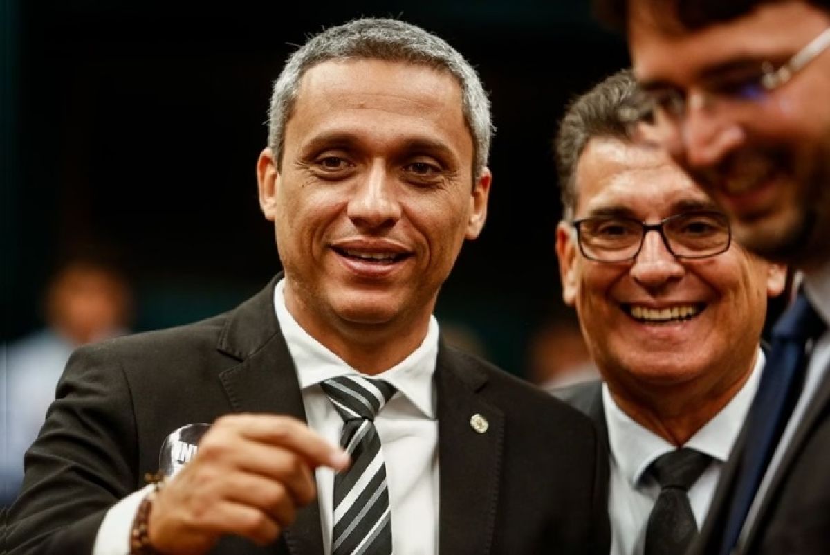 Gustavo Gayer critica fim da escala 6x1 enquanto acumula folgas e faltas na Câmara
