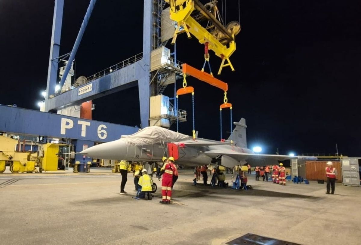 Aeronáutica recebe novo caça F-39 Gripen que será baseado em Anápolis