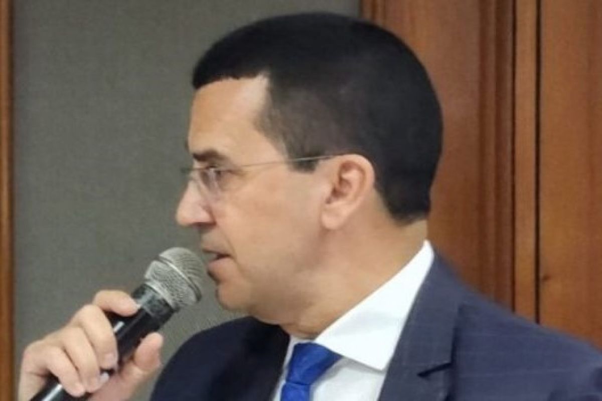 Sem nenhuma alternativa, Marconi vai lançar o fraco Hélio Lopes em Anápolis