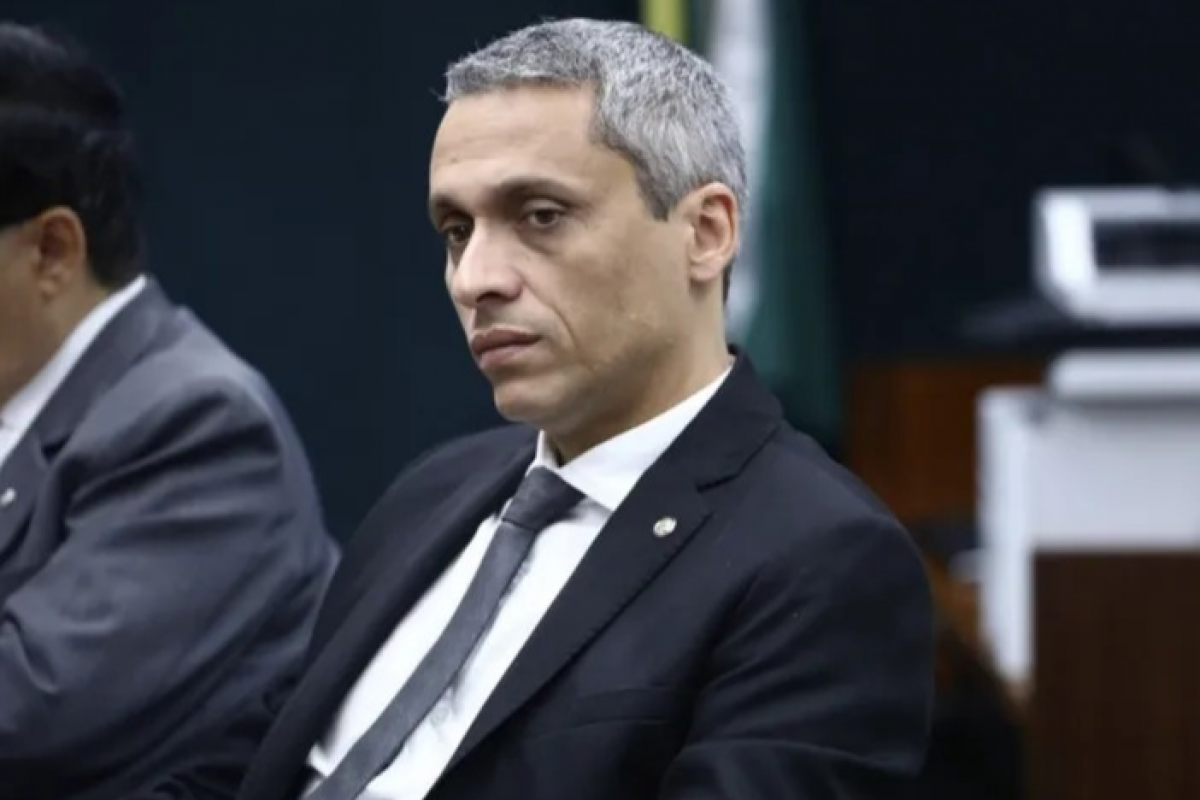 Passado de Gustavo Gayer atormenta o deputado nas redes sociais