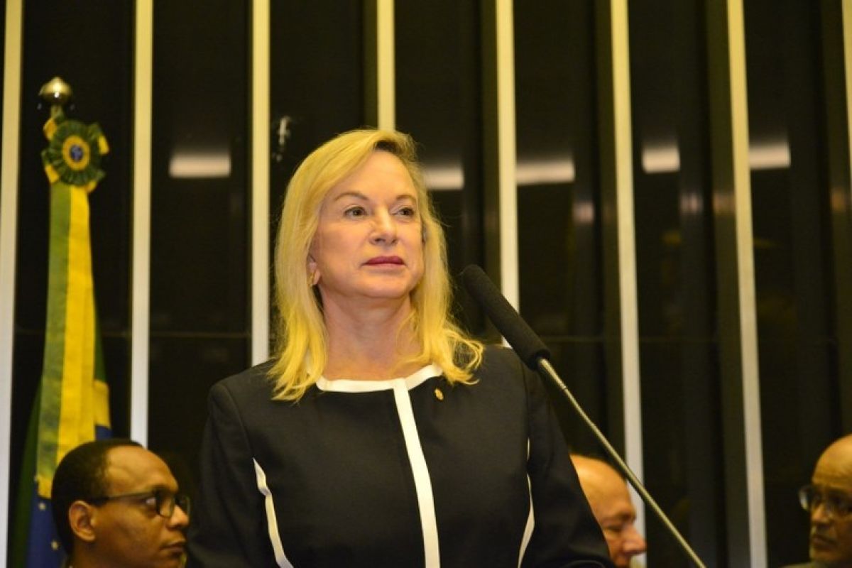 Magda Mofatto articula saída do PL e filiação ao PSD de Caiado