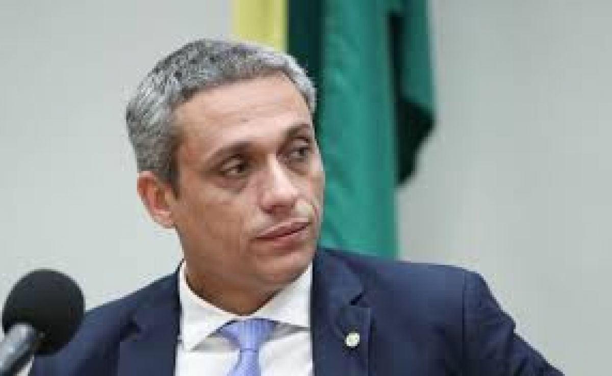 Gayer desrespeita imprensa ao responder com receita de bolo sobre gastos com dinheiro público