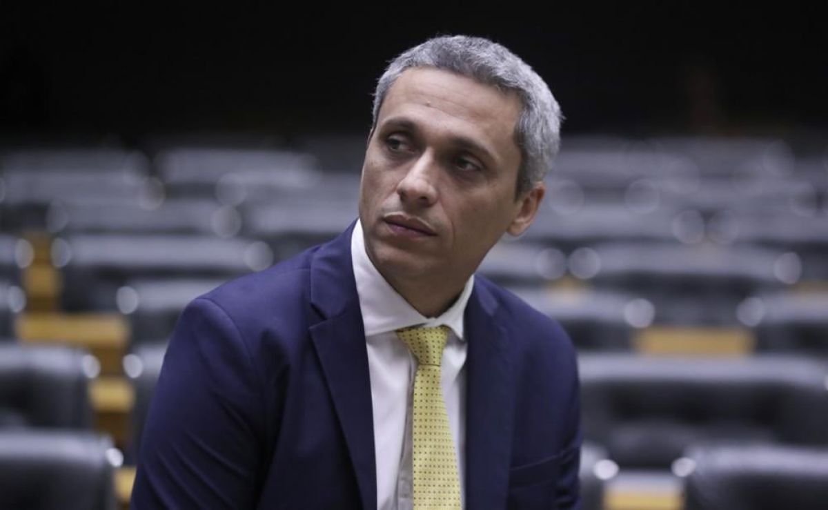 IA do X chama Gustavo Gayer de “extremamente hipócrita” ao lembrar histórico de acidentes
