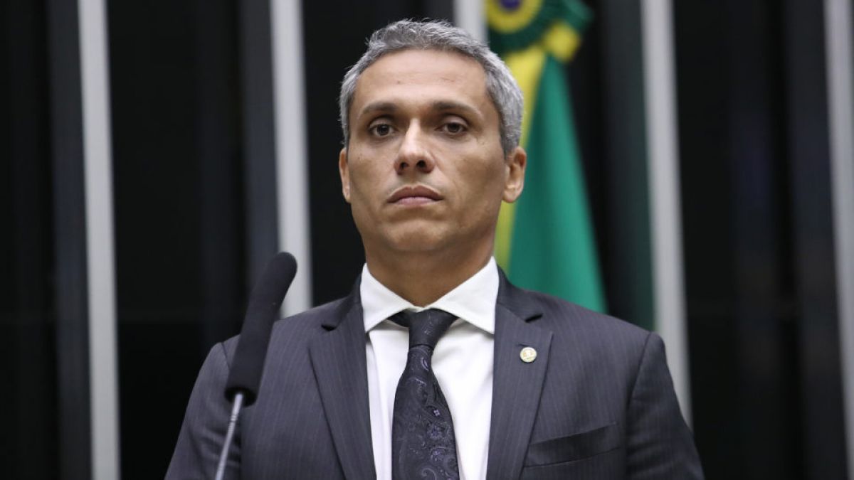 Tuiteiro cobra prisão de Gustavo Gayer e destaca histórico polêmico do deputado
