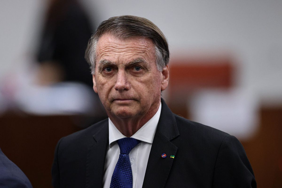 Bolsonaro recebe alta e vai cumprir prisão domiciliar em Brasília