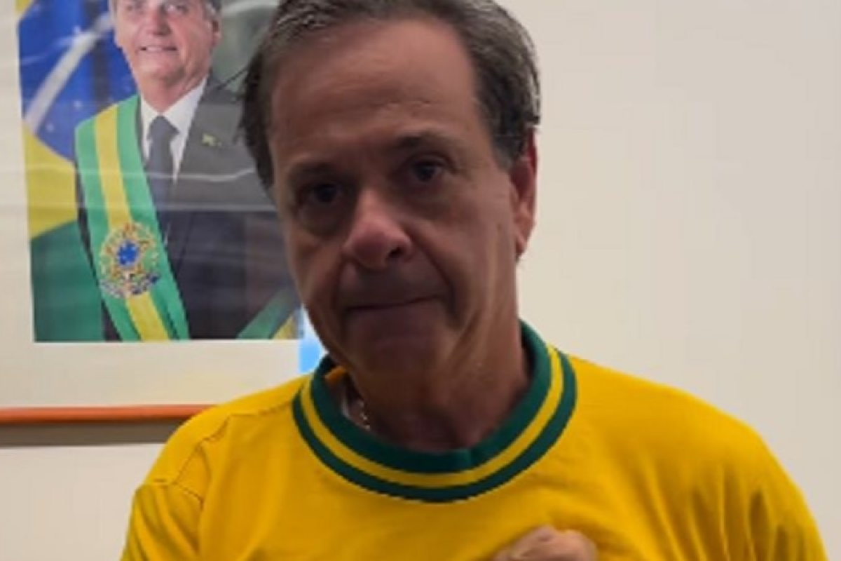 Ex-ministro vira piada após usar camisa da seleção em protesto por Bolsonaro