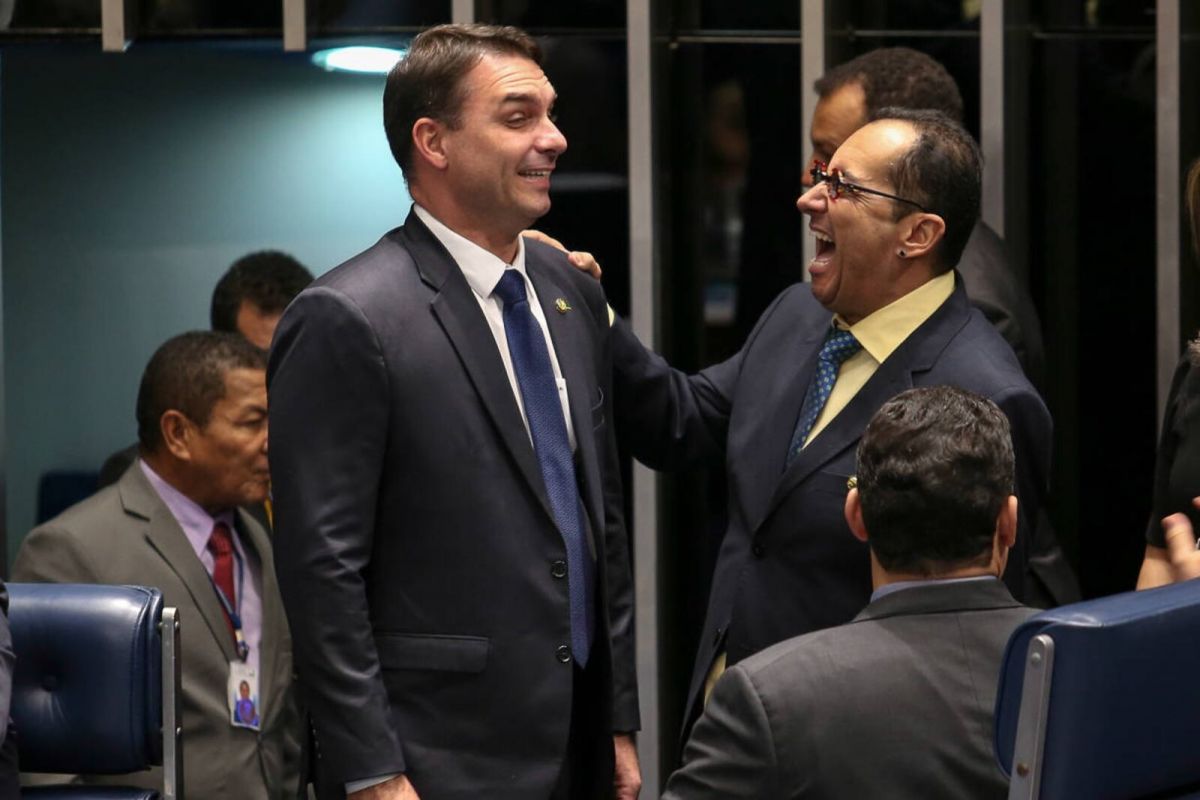 “Se não fosse filho de Bolsonaro, não seria nem vereador”, diz Kajuru sobre Flávio