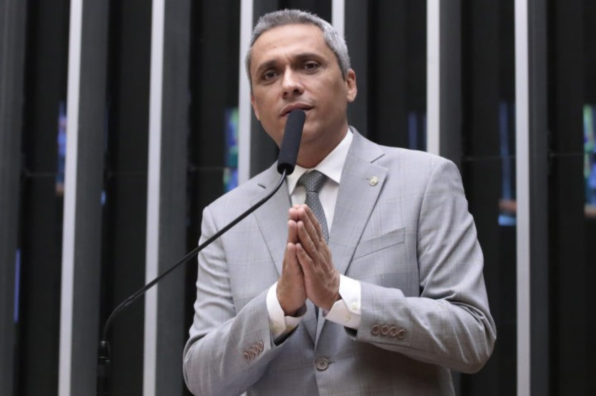 Gayer passa a buscar aliança que antes rejeitou no PL