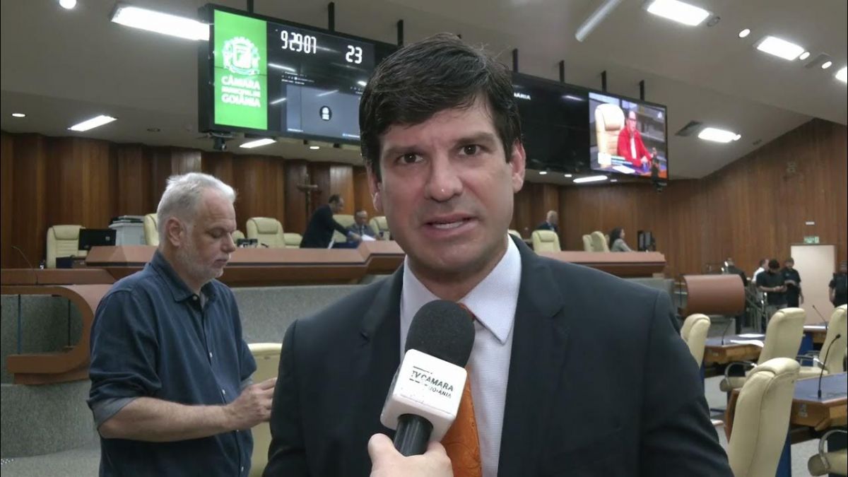 Vereador afirma que livros comprados pela prefeitura “deveriam ser jogados fora”