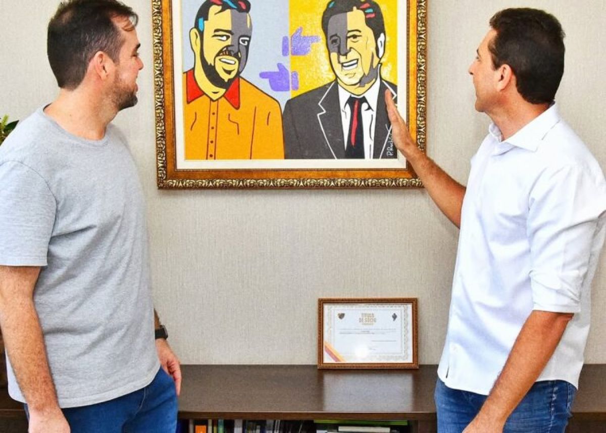 Vilela e Mendanha recolocam quadro de Maguito retirado por Vilmar Mariano