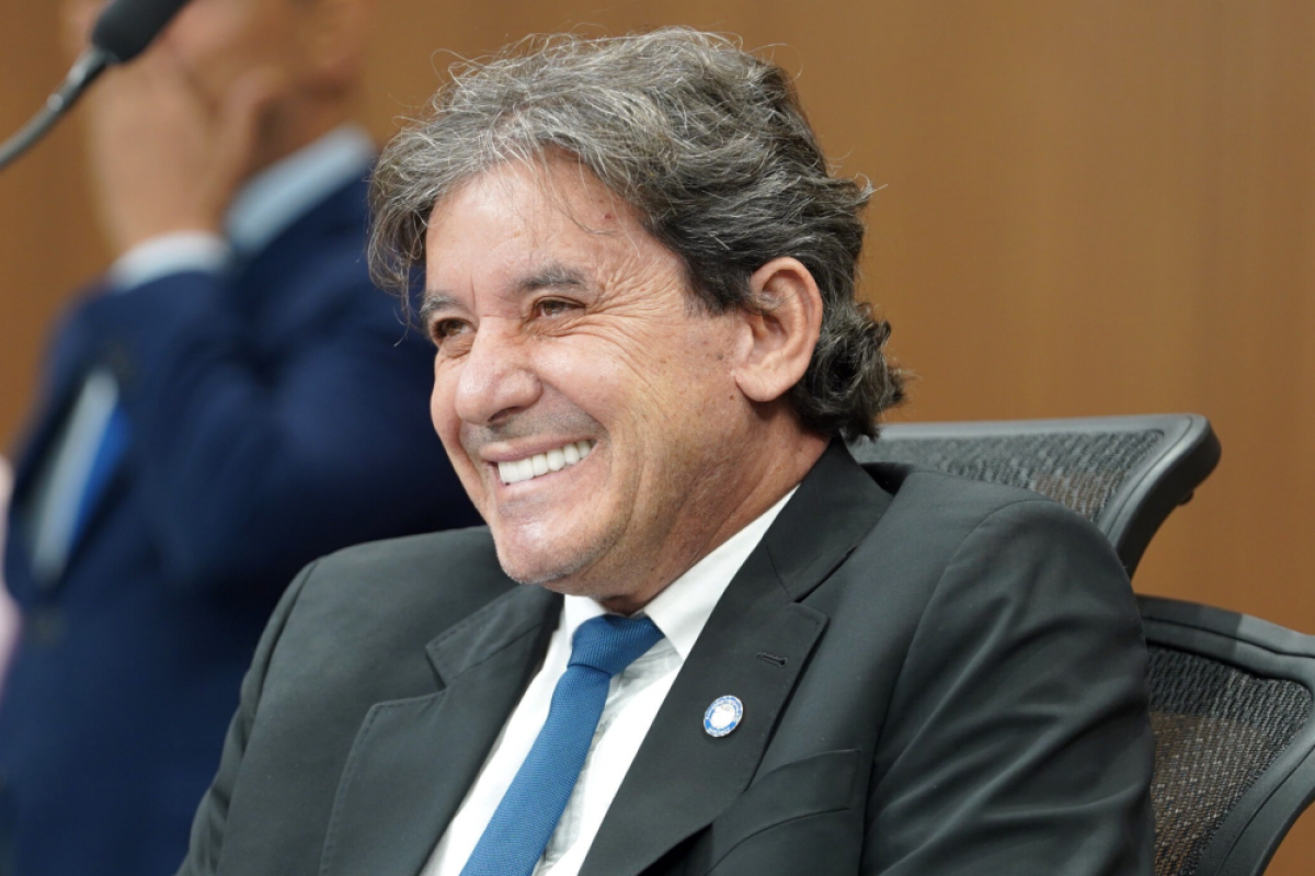 Clécio Alves anuncia viagem ao exterior e diz que passará réveillon em Dubai