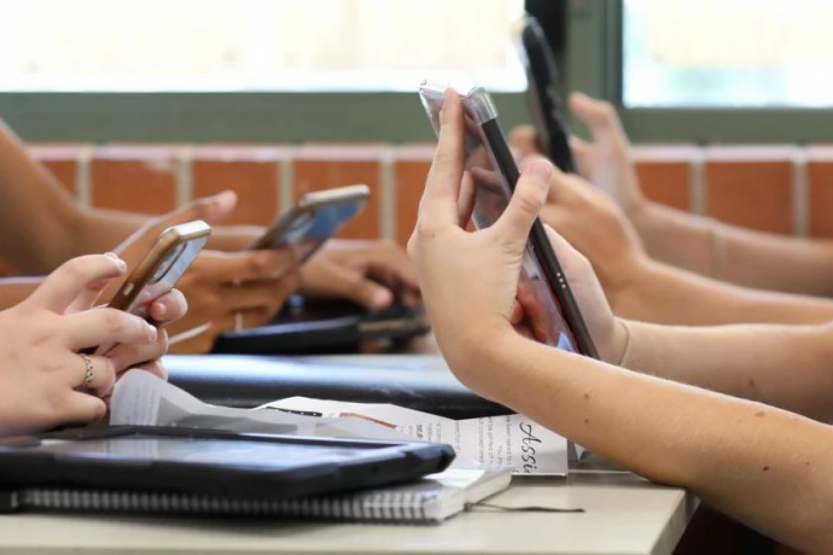 Uso de celular por alunos em sala de aula pode ser proibido em Goiânia