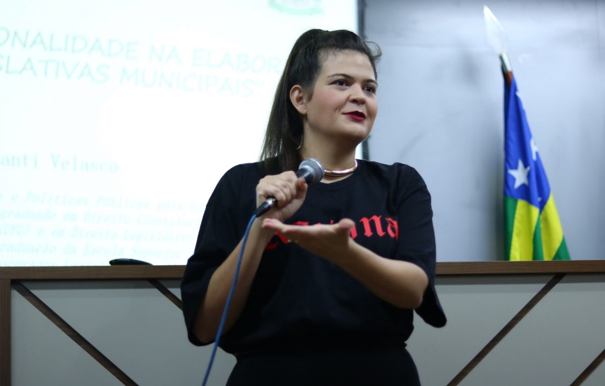 Talvez Aava não saiba, mas narguilé já é proibido para menores de 18 anos