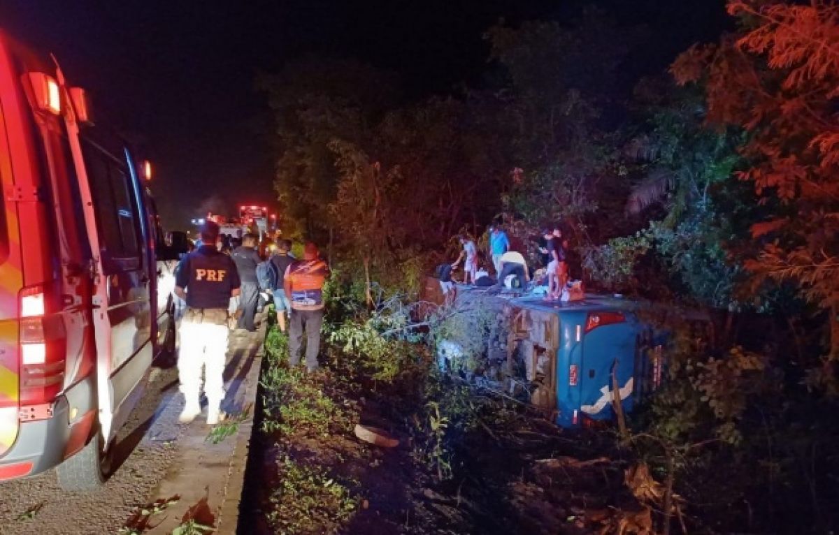  Ônibus tomba na BR-153 em Goiás; três pessoas ficam feridas