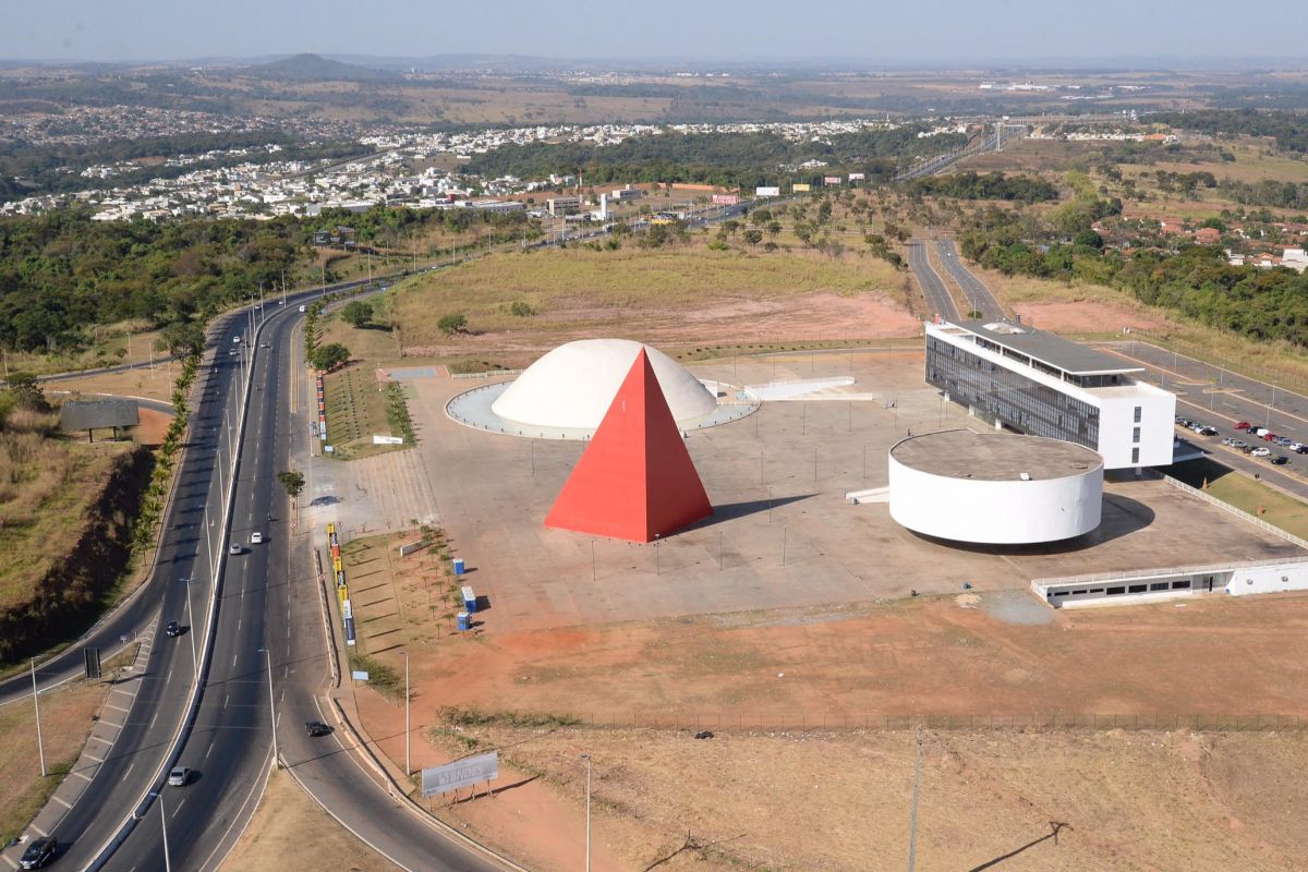 Relembre: Marconi inaugurou Centro Cultural Oscar Niemeyer inacabado