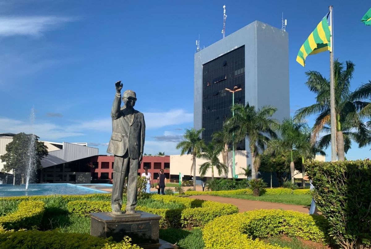 Lei autoriza ampliar licença-paternidade para 40 dias em Goiânia