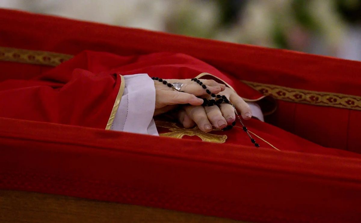 Vaticano divulga detalhes do funeral do Papa e imagens do caixão