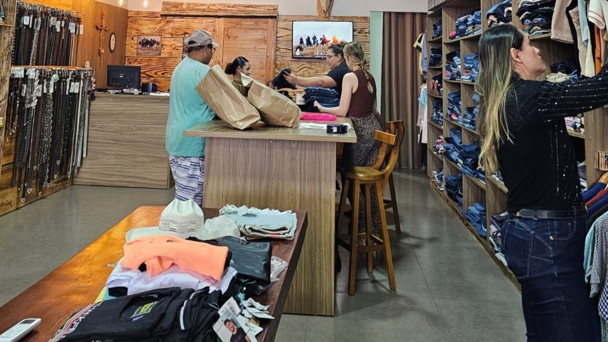 Polícia Civil organiza Dia de Princesa para menina que sofria bullying em escola