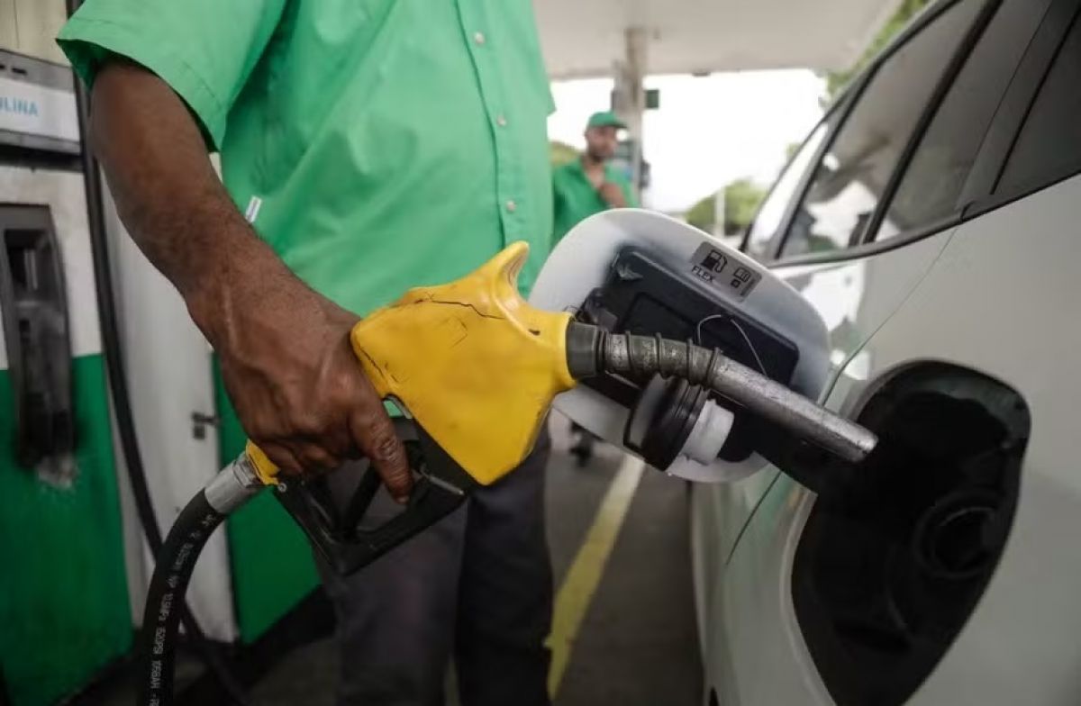 Gasolina cai na Petrobras, mas postos não repassam redução ao consumidor