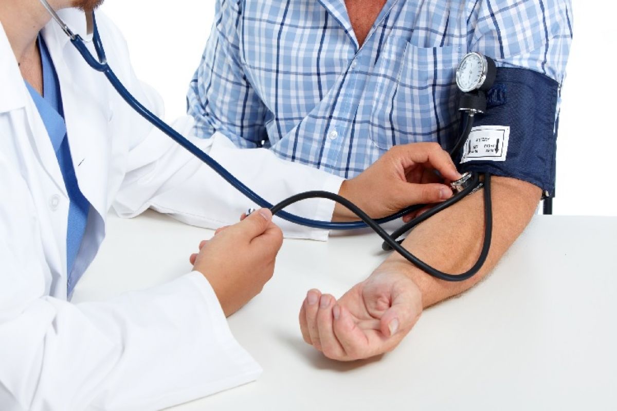 Nova classificação de hipertensão alerta para riscos à saúde: pressão 12 por 8 já é motivo de atenção