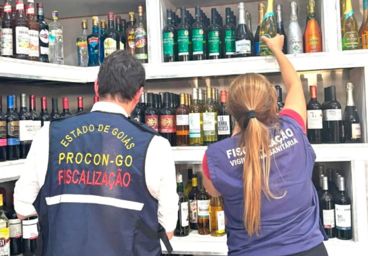 Procon-GO envia bebidas suspeitas de contaminação por metanol para perícia