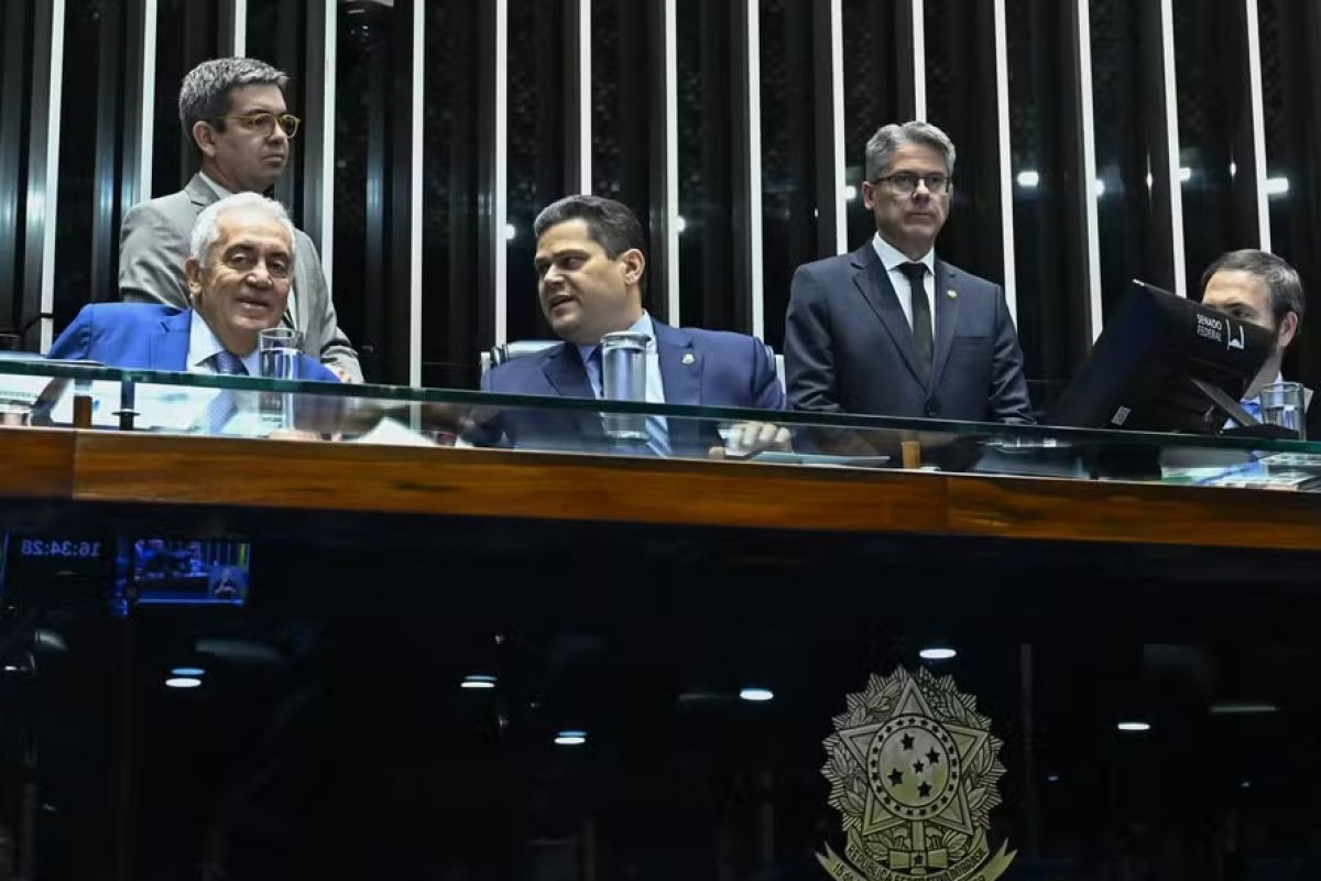 Senado enterra PEC da Blindagem e tensiona relação com a Câmara