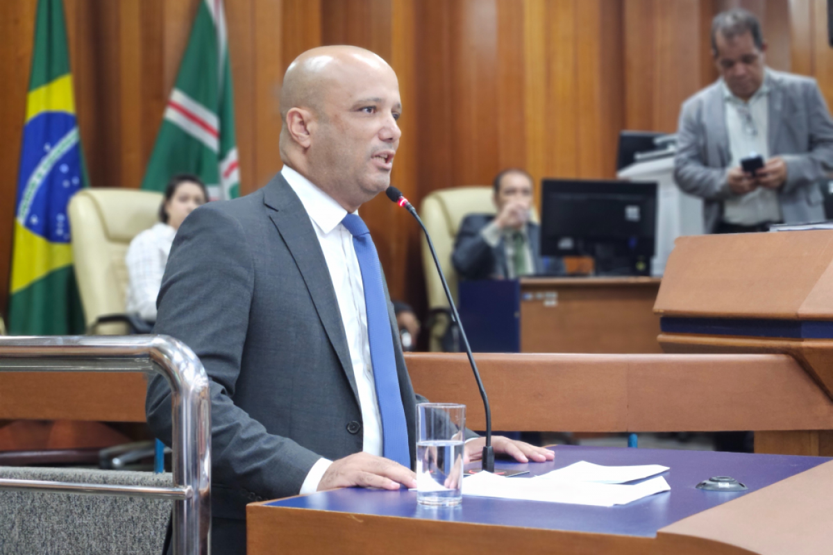 Vitor Hugo revive tempos de deputado ao saudar colegas em Goiânia