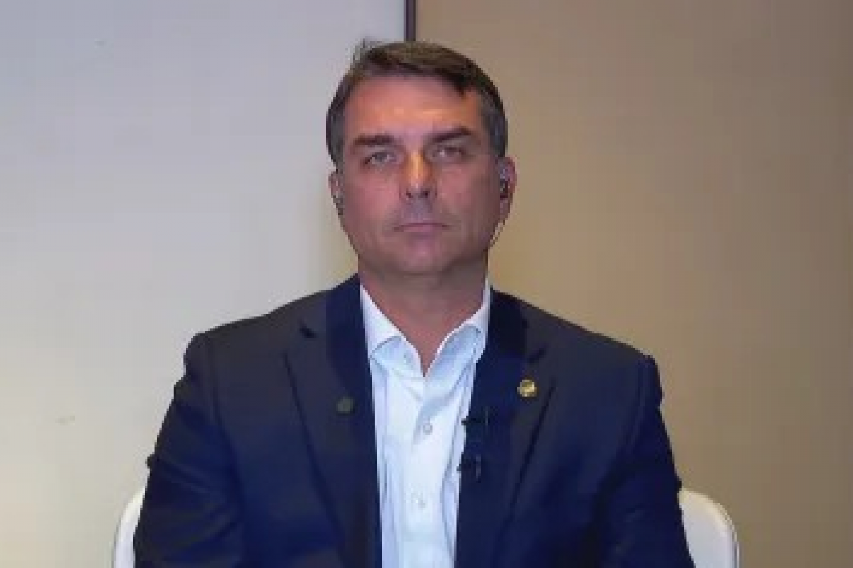  Flávio Bolsonaro pede desculpas por negar relação com Vorcaro