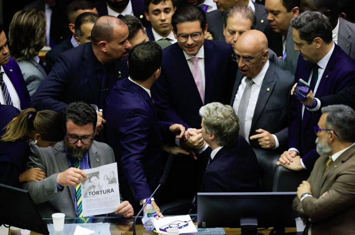 Deputados do PL podem ser suspensos por bloquear trabalhos na Câmara