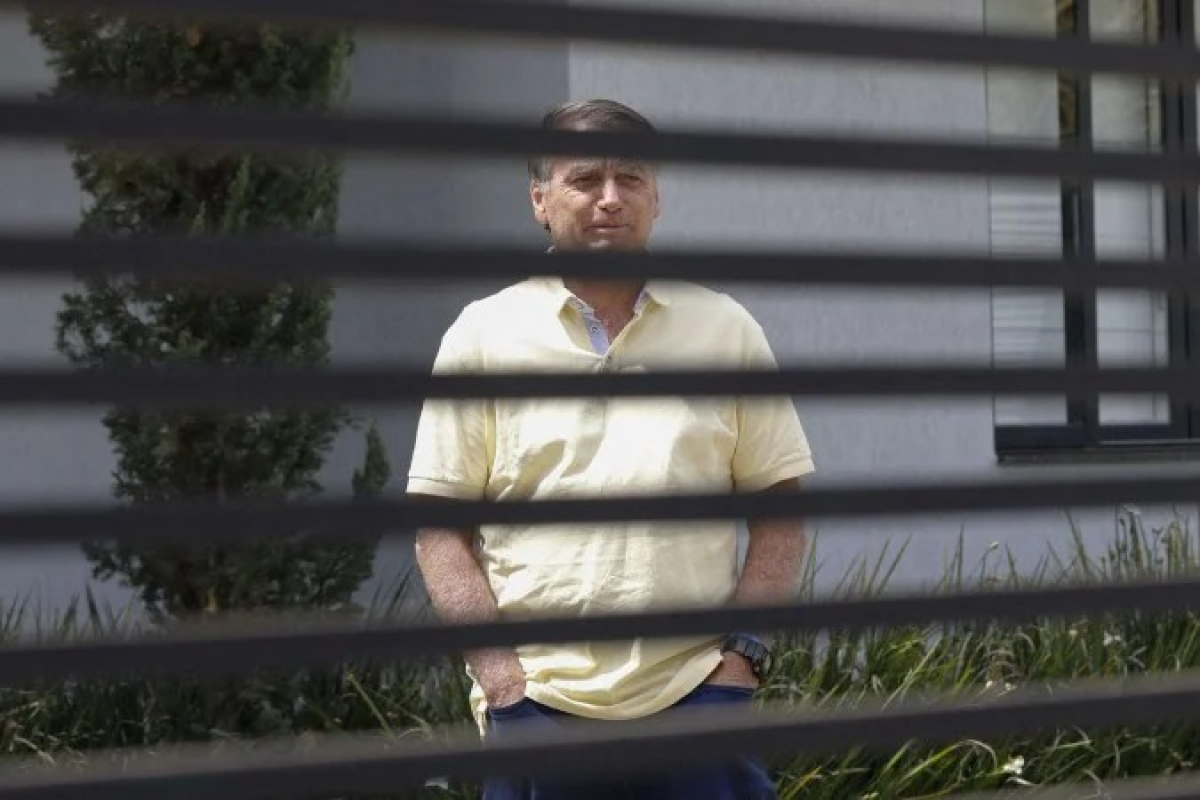 Bolsonaro é preso pela PF após Moraes apontar risco de fuga