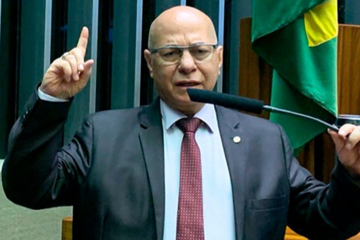 Professor Alcides anuncia mudanças na equipe de trabalho